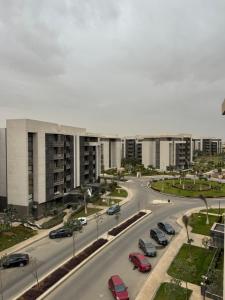 a highway with cars parked in a parking lot at Charming privado in Madinaty