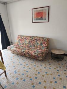 a couch sitting in the corner of a room at Maisonnette de campagne in Val Couesnon