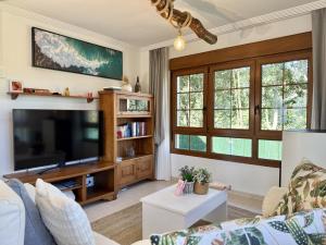 a living room with a tv and a couch at Casa individual - Villa Castillo 7804 in Castillo