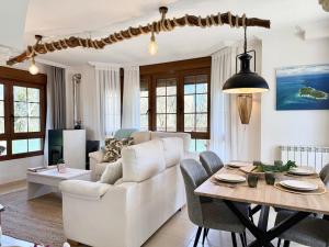 a living room with a white couch and a table at Casa individual - Villa Castillo 7804 in Castillo