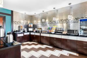a large kitchen with aasteryasteryasteryasteryasteryasteryasteryasteryasteryasteryastery at Comfort Inn in Marion