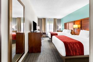 a hotel room with two beds and a mirror at Comfort Inn in Marion +42 photos
