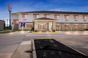a building with a parking lot in front of it at Comfort Inn in Marion