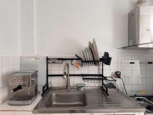 a kitchen with a stainless steel sink and utensils at Cómodo apartamento en el centro de caraca in Caracas