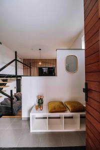 a living room with two pillows on a white bench at Gîte Grise Pierre in Herve