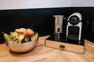a food processor and a bowl of fruit on a counter at Gîte Grise Pierre in Herve