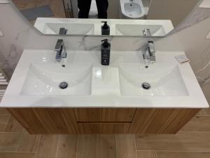 a bathroom with two sinks and a mirror at Bilocale accogliente in centro Aprica in Aprica +15 photos