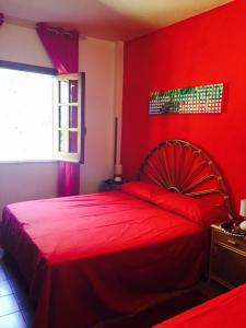 CiaramitiにあるVilla Soleの赤いベッドルーム(赤いベッドカバー付きの大型ベッド1台付)
