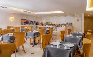 a restaurant with tables and chairs and a kitchen at Great Fortune Design Hotel & Spa in Istanbul