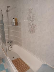 a bathroom with a bath tub with a shower at Apartamento Bahía Sol in Rincón de la Victoria +20 photos