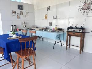 a kitchen with a table and chairs and a stove at Sonho Nosso in Maragogi