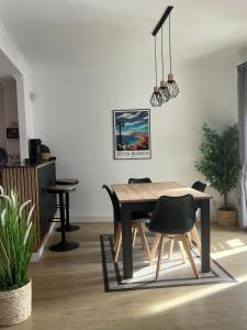 a dining room with a wooden table and chairs at CASAMONTl in Sanet y Negrals