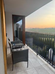 a balcony with a table and chairs on a balcony at Sunset Loft in Lubin