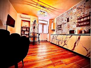 a room with a large fish tank on the wall at La Macchia sui Sassi in Matera