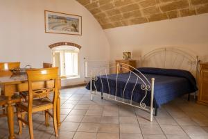 a bedroom with a bed and a desk and a chair at Chicca's Apartments Gallipoli in Gallipoli