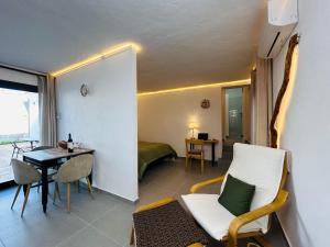 a room with a room with a bed and a table at Smart Apartments Facinas, Piscina y tranquilidad cerca de Tarifa y Bolonia in Facinas