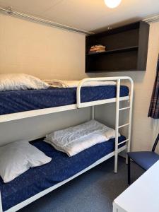 a room with two bunk beds and a chair at Vosseven 15 Haasje in Stramproy