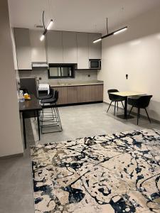 a room with a table and chairs and a kitchen at محمد هوم in Al Hofuf