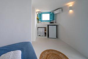 a small room with a bed and a kitchen at Silver Lining in Akrotiri