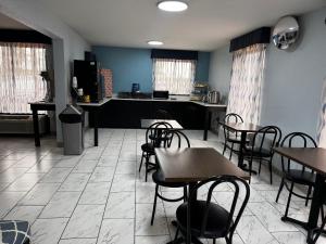 a restaurant with tables and chairs in a room at Days Inn by Wyndham Lake City I-10 in Lake City