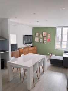 a white table and chairs in a living room at CASA TULUM in Cognac