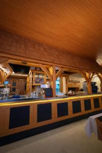 a kitchen with a bar in a restaurant at Hotel Kühns Mühle in Oestrich-Winkel