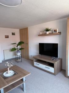 a living room with a flat screen tv at Auszeit Sembzin in Klink