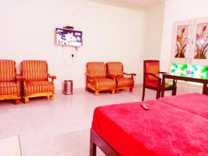 a room with three chairs and a basketball hoop at Hotel Sanskar in Pachmarhī