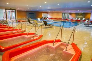 a large swimming pool with chairs in a hotel at China Park Eco Resort in Domingos Martins