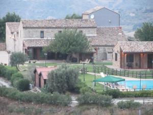 波利齊傑內羅沙的住宿－Il Baglio di Nonna Clelia，庭院中带游泳池的房子