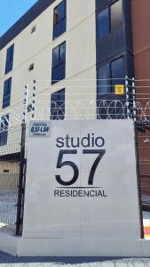 a sign for a school in front of a building at Studio Proximo Anashopping Kitnet 101 in Anápolis +1 photo