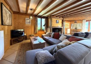 a living room with a couch and a tv at L'espiatet in Borce
