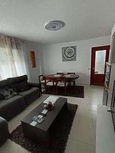 a living room with a couch and a table at Tu piso en el Camino de Santiago in Sarria