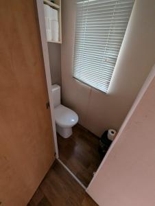 a small bathroom with a toilet and a window at Casa di Palli in Mariënberg