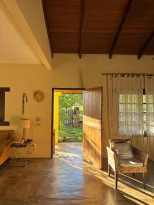 a living room with a door open to a yard at Espaço Amarelo in Pirenópolis