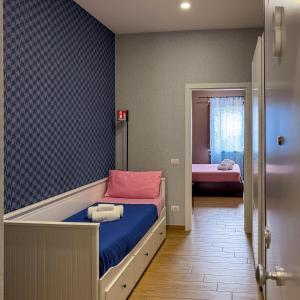 a bedroom with a tub and a bed with a pink pillow at Edo House Anzio - Beachfront - Fronte Mare - Affittacamere - Private Parking in Anzio