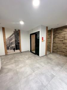 a empty room with a door in a building at Apartament Moje Moderato II w Starogardzie Gdańskim in Starogard Gdański