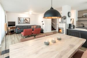a kitchen and a living room with a dining room table at Reethuus Nord in Juist