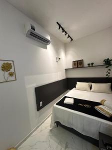 a bedroom with a large bed in a room at Flat jk 03 térreo in Juazeiro do Norte