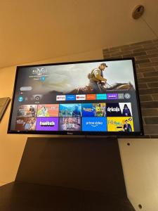 a flat screen tv sitting on top of a wall at Flat jk 03 térreo in Juazeiro do Norte
