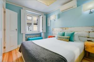 Кровать или кровати в номере Casas da Baixa - Jules & Madeleine