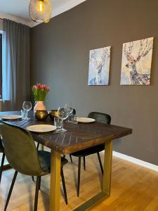 a dining room table with chairs and wine glasses at Hannas Place in Garding