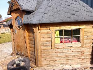 a small wooden dog house with a window at kota en Normandie in Couvains