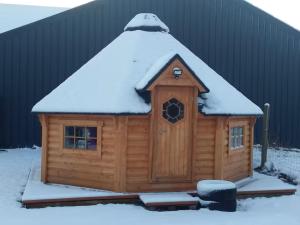 a log cabin with a snow covered roof at kota en Normandie in Couvains
