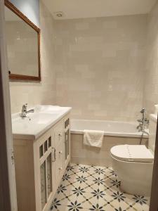 a bathroom with a sink and a tub and a toilet at R2R - Apartamento cerca del mar - 14A12 in Lastres