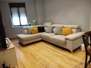 a living room with a couch and yellow pillows at R2R - Apartamento cerca del mar - 14A12 in Lastres
