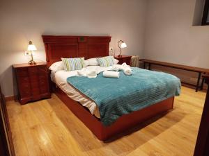 a bedroom with a bed with towels on it at R2R - Apartamento cerca del mar - 14A12 in Lastres