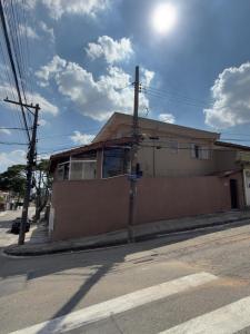 a building on the corner of a street at Sobrado versátil in Santo André