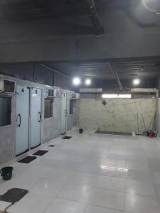 an empty room with a large room with machines at Pousada Caverna da Praia in Rio de Janeiro