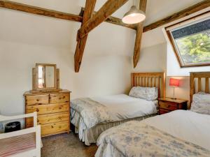 two beds in a room with wooden beams at Allerford- Ukc4920 in Timberscombe